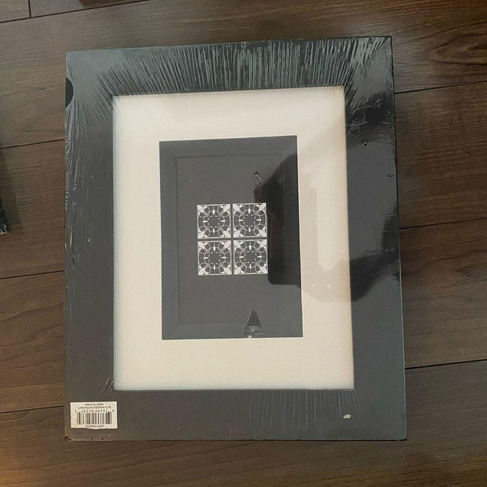 Elegant  Picture frame with mat with 4x6 photo NEW